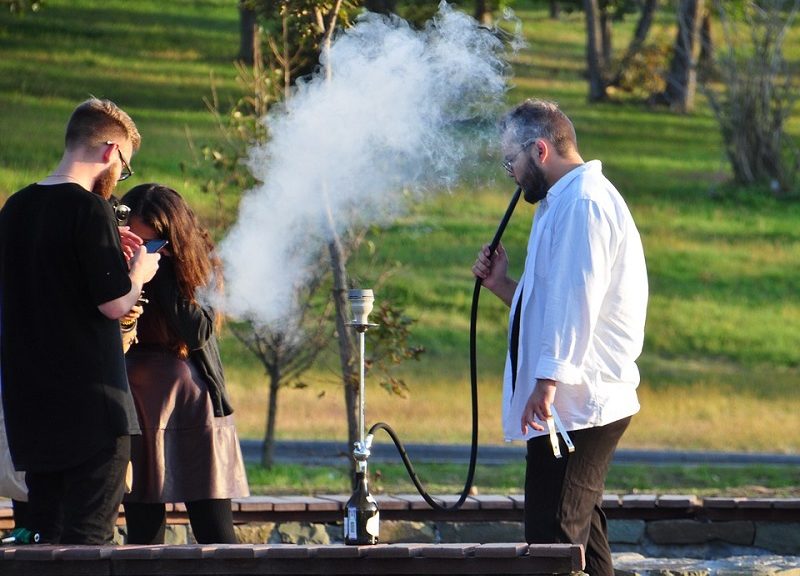 Leute beim Shisha-Rauchen